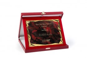 Piros bőr hatású plakett kombináció