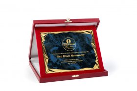 Piros bőr hatású plakett kombináció