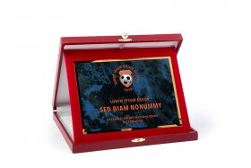 Piros bőr hatású plakett kombináció