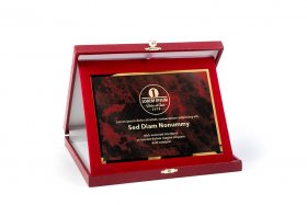 Piros bőr hatású plakett kombináció